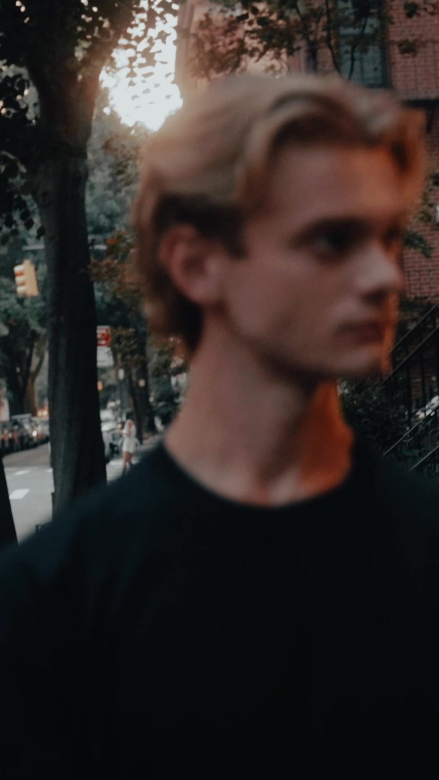 Retrato de chico con remera negra en la calle