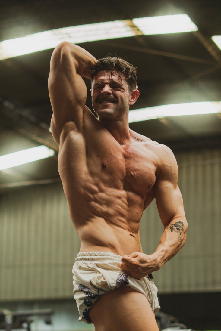 El Tanque marcando abdominales