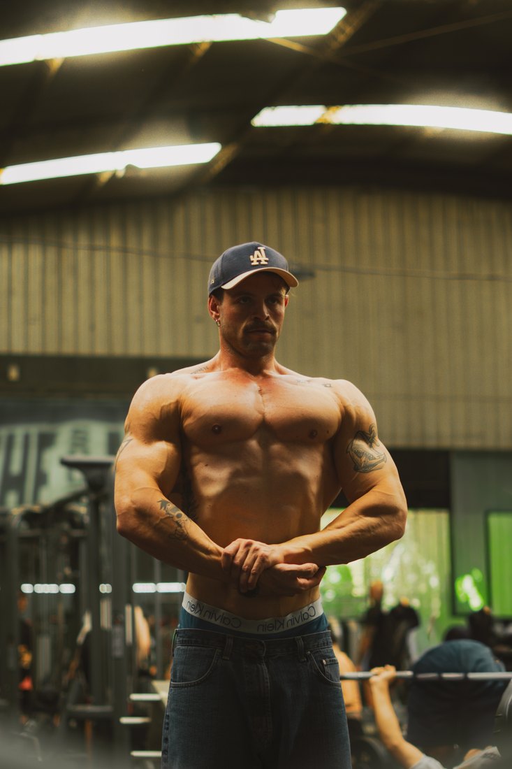 El Tanque posando en el gimnasio