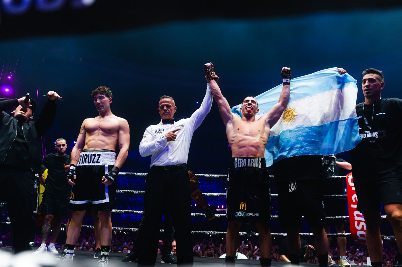 El árbitro levanta el brazo de Gero Arias como ganador ante Viruzz