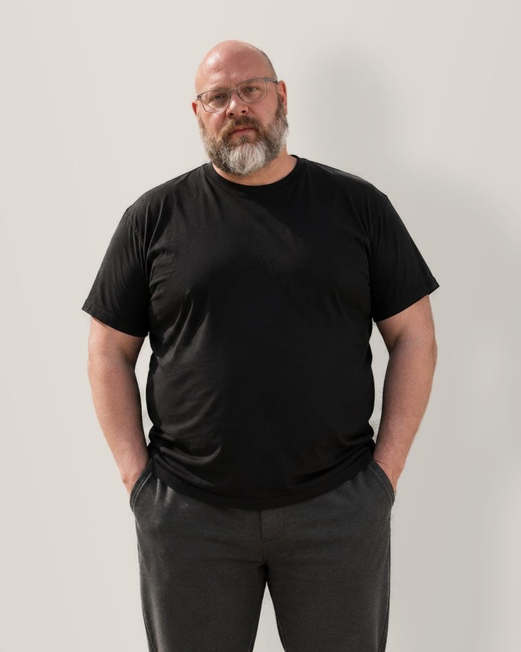 Modelo de 187 cm y 141 kg usando talle 4XL