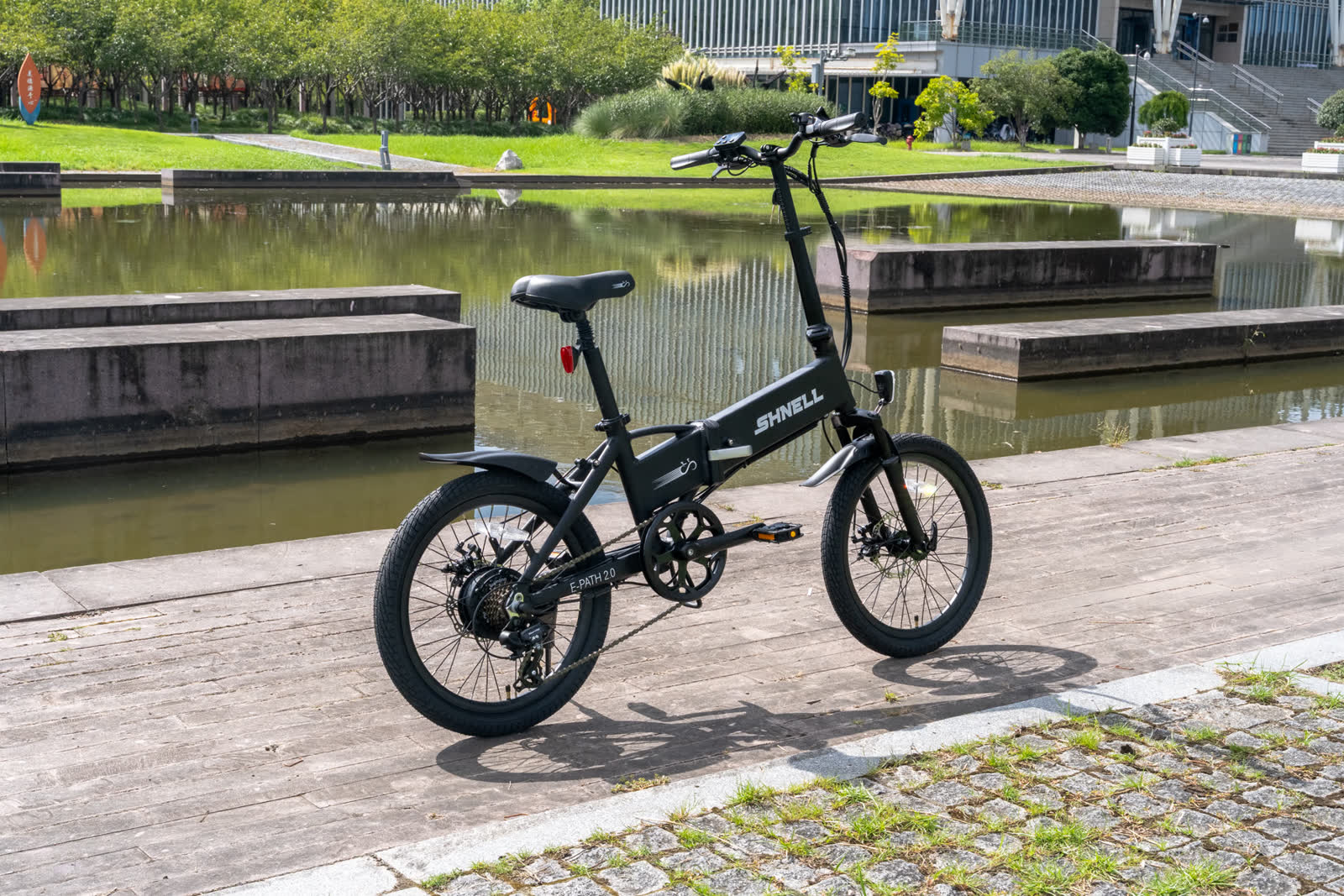 E-Path 2.0 negra estacionada junto a un espejo de agua