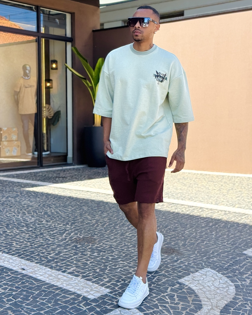 Bermuda Trama Marrom com outra camiseta, não incluída no conjunto