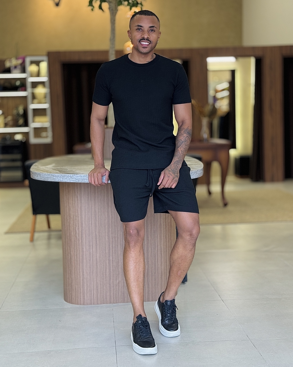Camiseta e bermuda Trama Preto