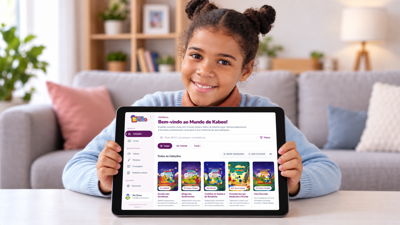 Criança explorando conteúdos digitais de aprendizagem