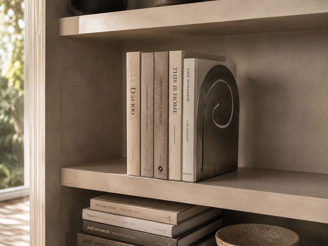 El apoya libros Caracol, con el calado en espiral