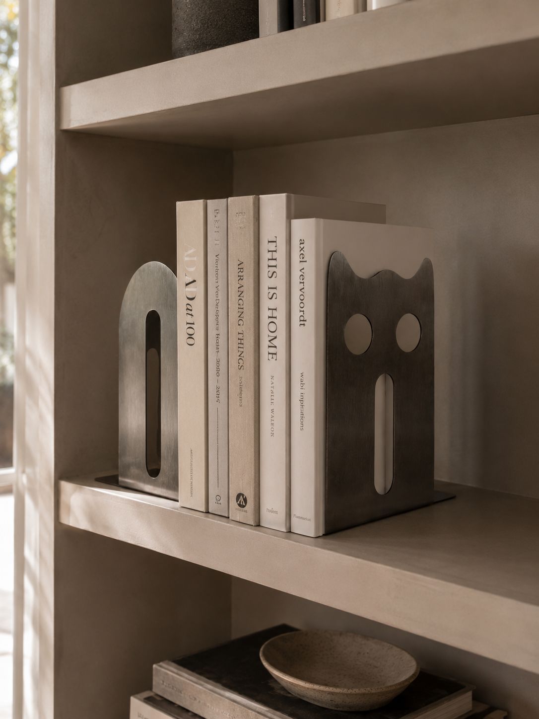 Los apoya libros RX-7 y Búho sosteniendo libros en una estantería
