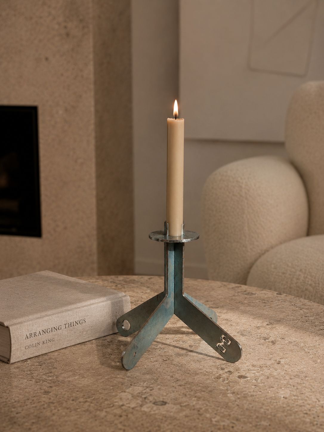 Arpón encendido sobre una mesa de living