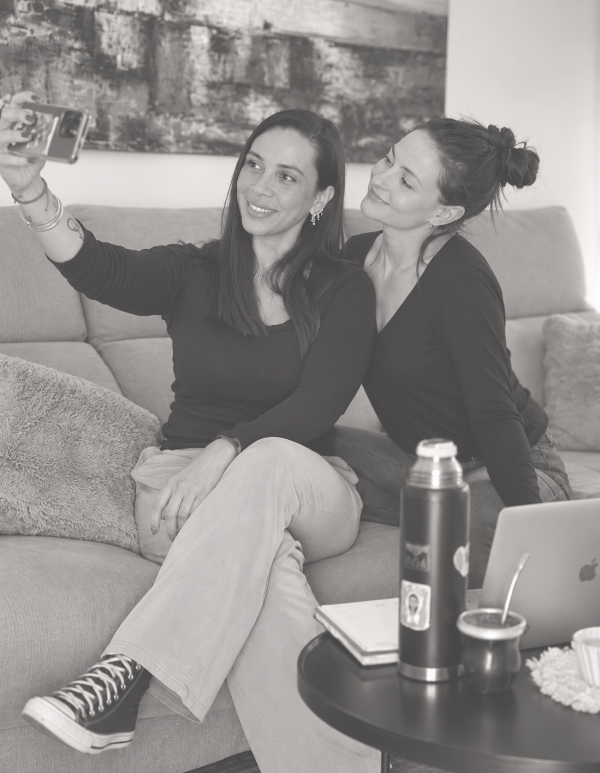 Sofi y Pao sacándose una selfie en el sillón