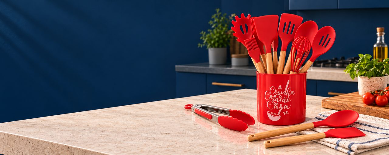 Utensílios de silicone vermelho com cabos de madeira