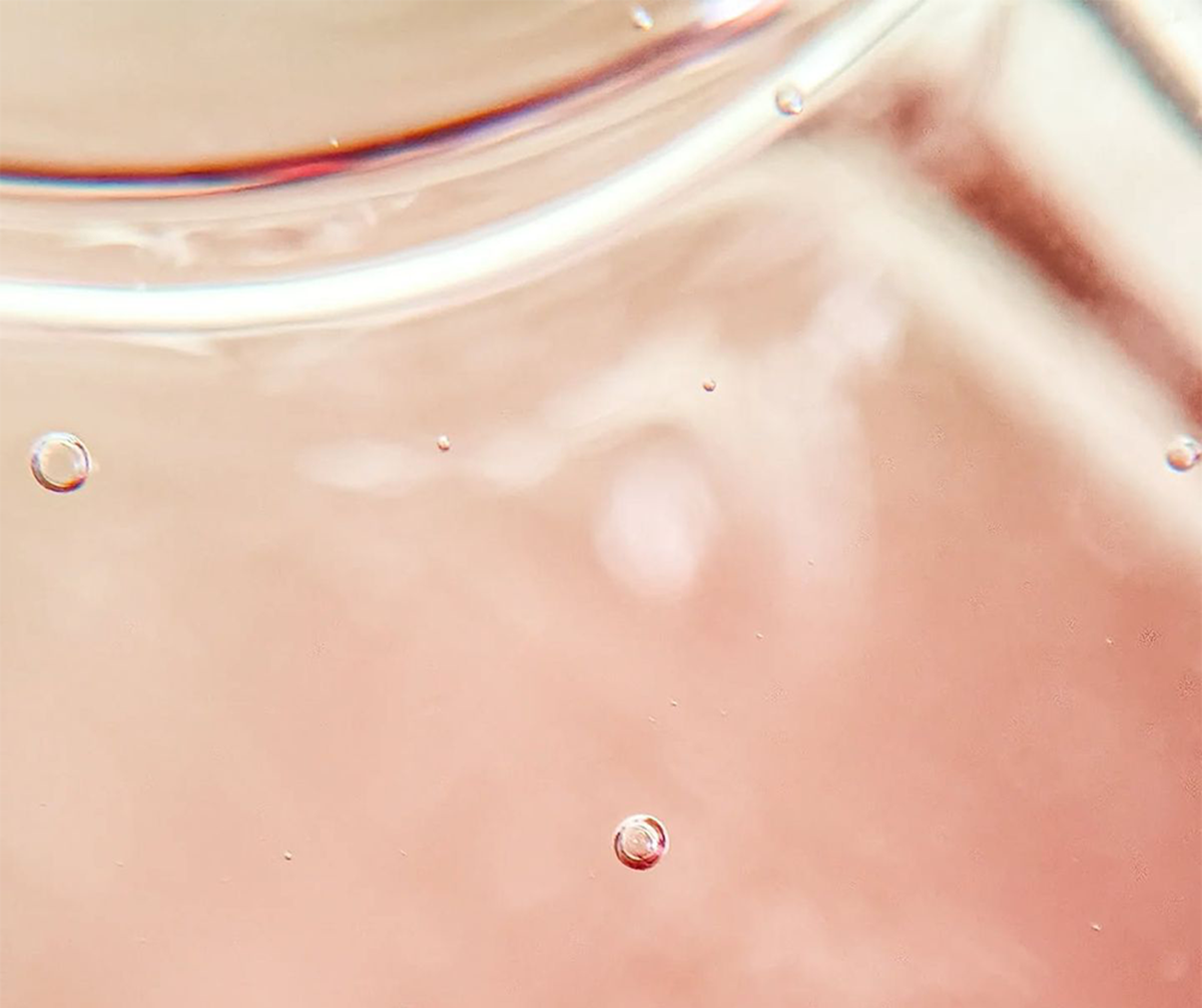 Detalle del polvo de G·One disolviéndose en agua.