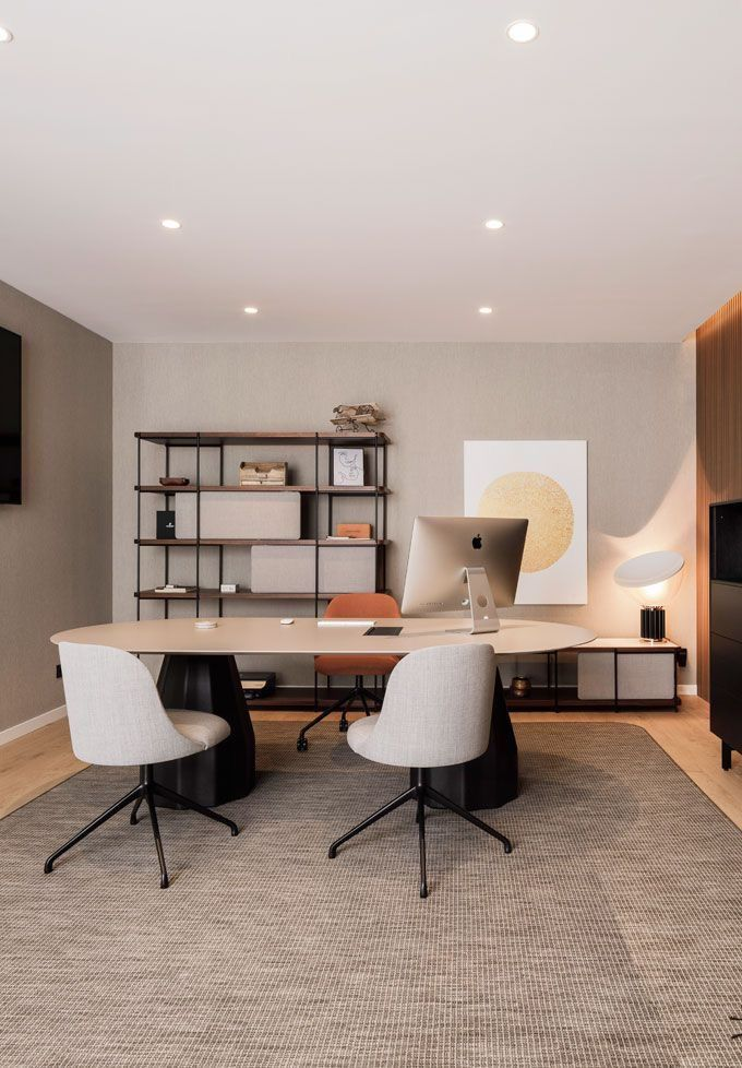 Oficina moderna con mesa de trabajo ovalada