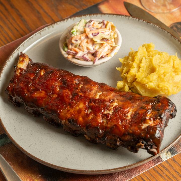 Ribs de cerdo BBQ con puré de batata y coleslaw