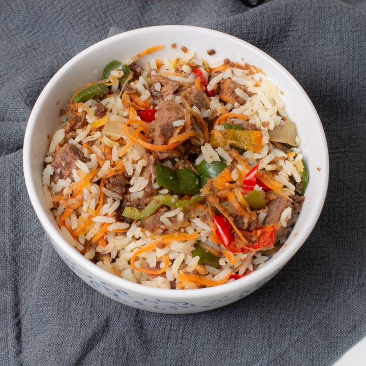 Wok de carne con vegetales y arroz