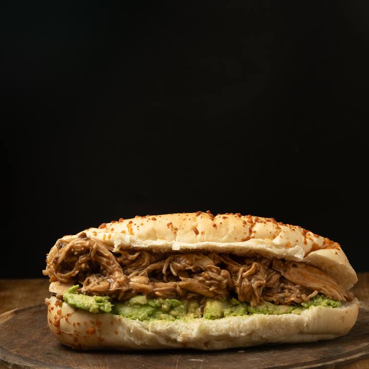 Sándwich de pollo teriyaki con palta