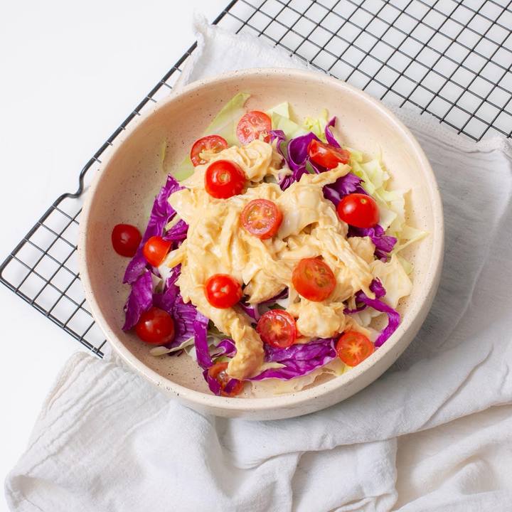 Pollo Honey Mustard sobre ensalada