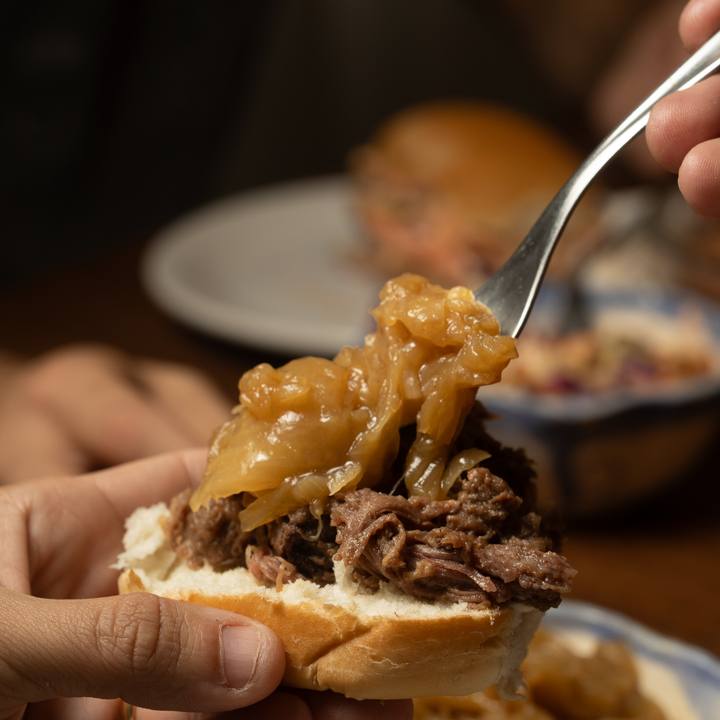 Sándwich de pulled beef con cebolla