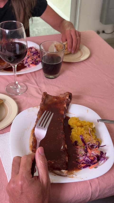 Costillas BBQ servidas en la mesa