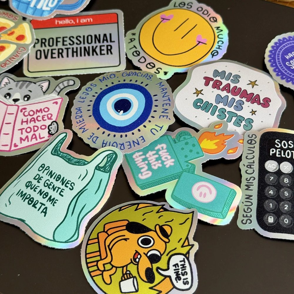 Pack de stickers Mala Onda de Único desplegado sobre la mesa