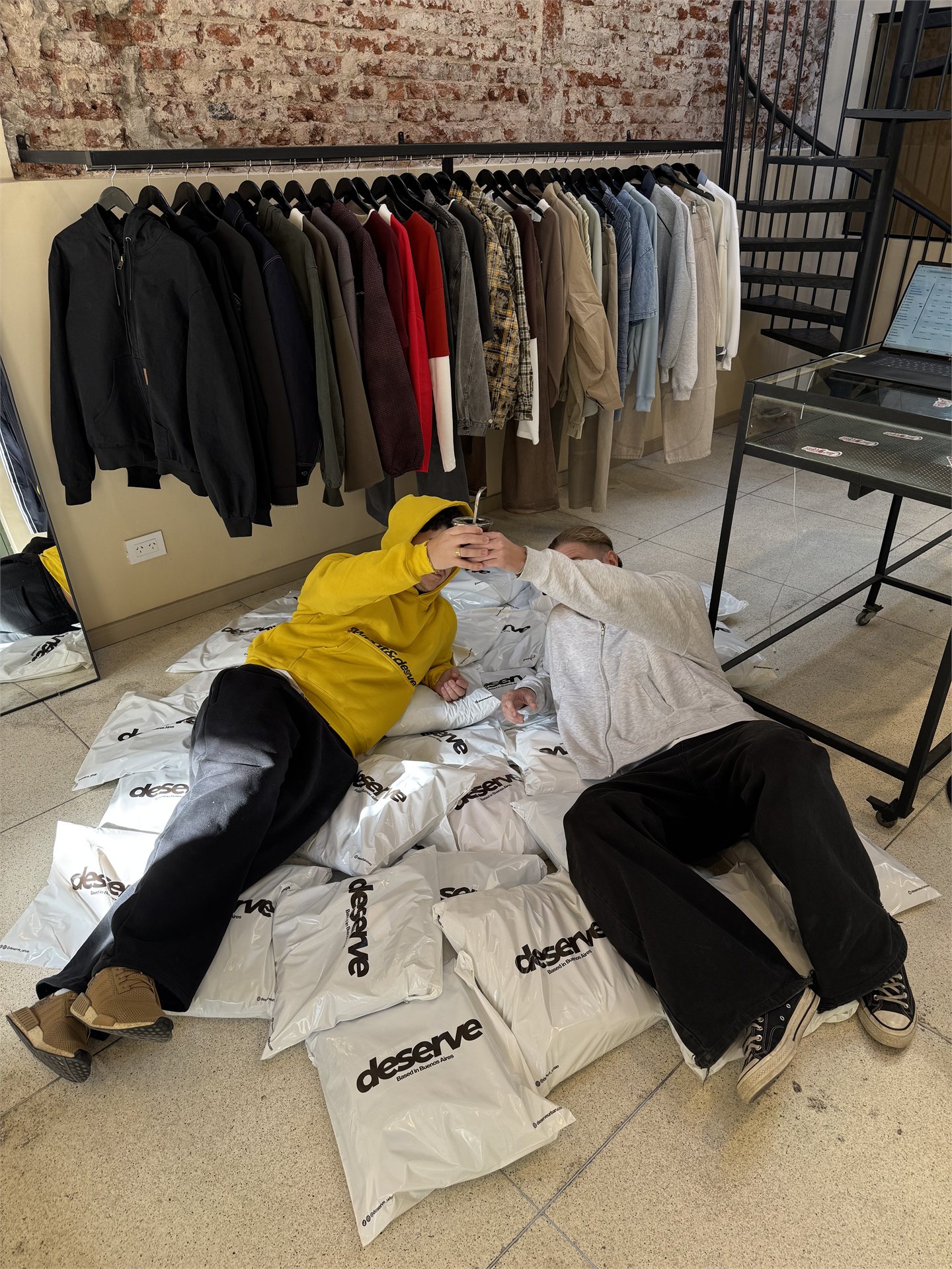 Showroom y prendas de Deserve Urban