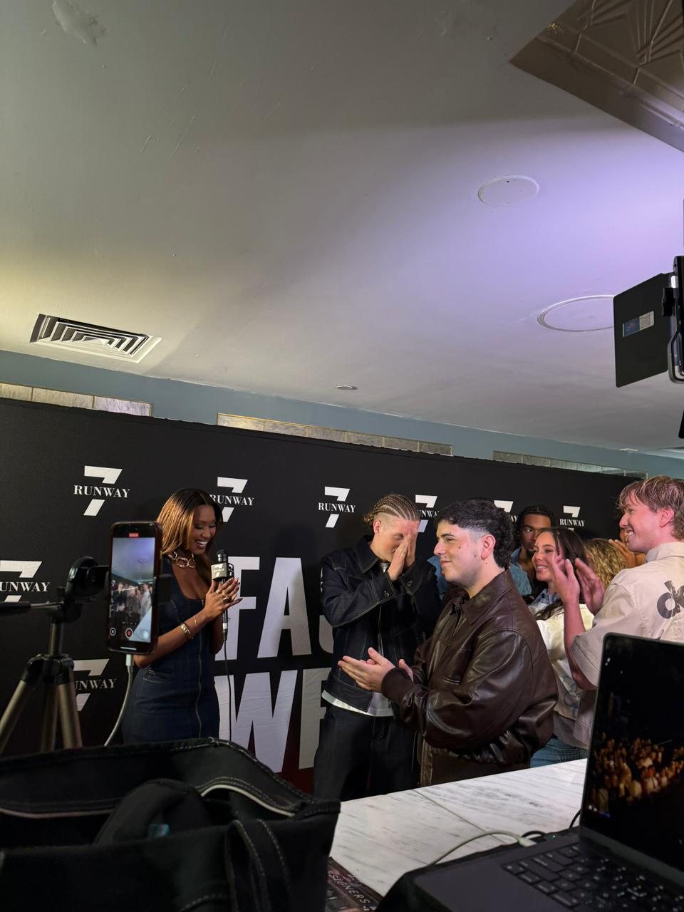 Backstage de Deserve Urban en Runway 7