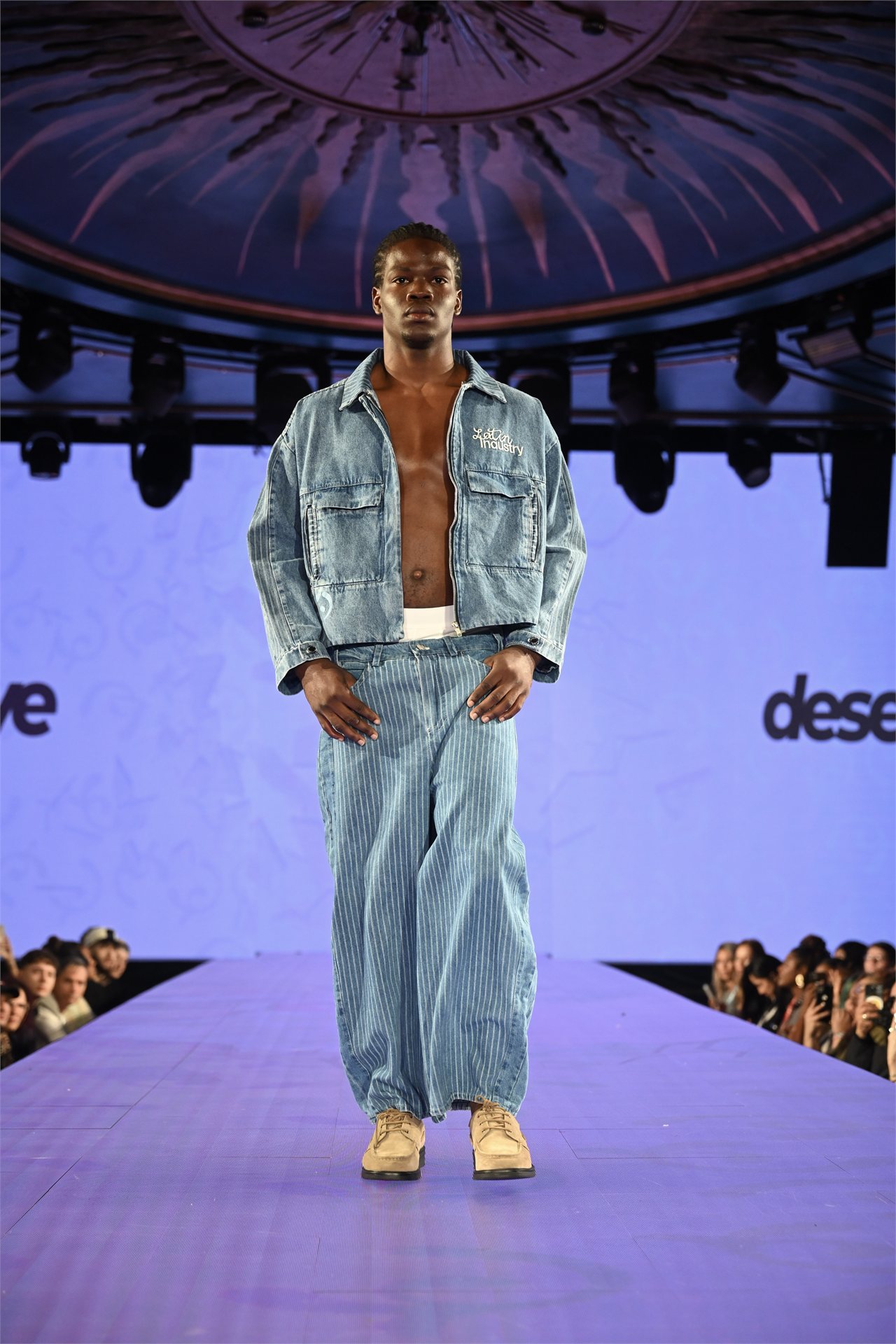 Modelo de Deserve Urban en Runway 7 durante la Semana de la Moda de Nueva York