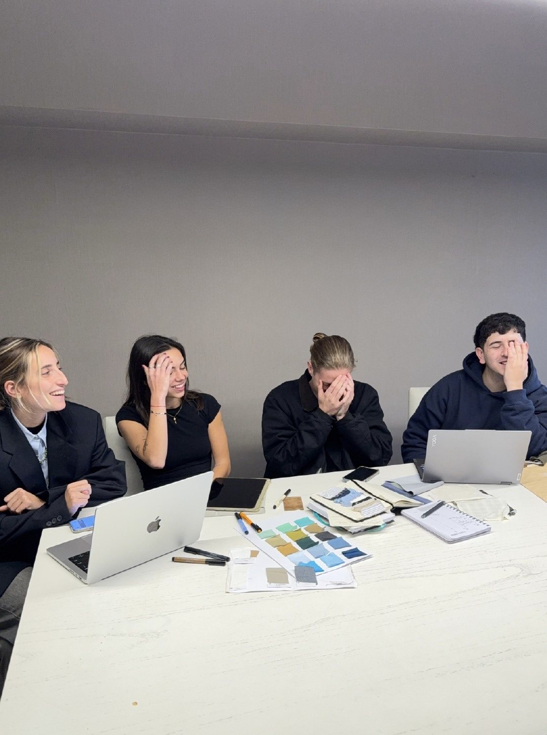 Equipo de Deserve Urban trabajando en una colección