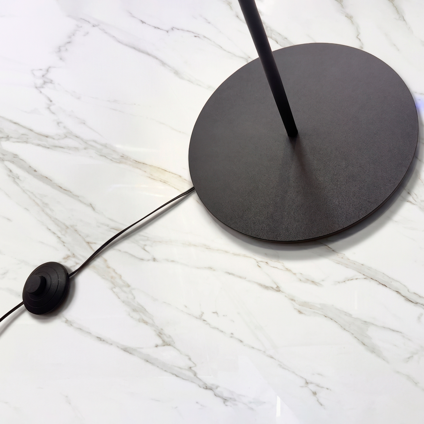 Detalle de base con cable oculto y ficha de pie