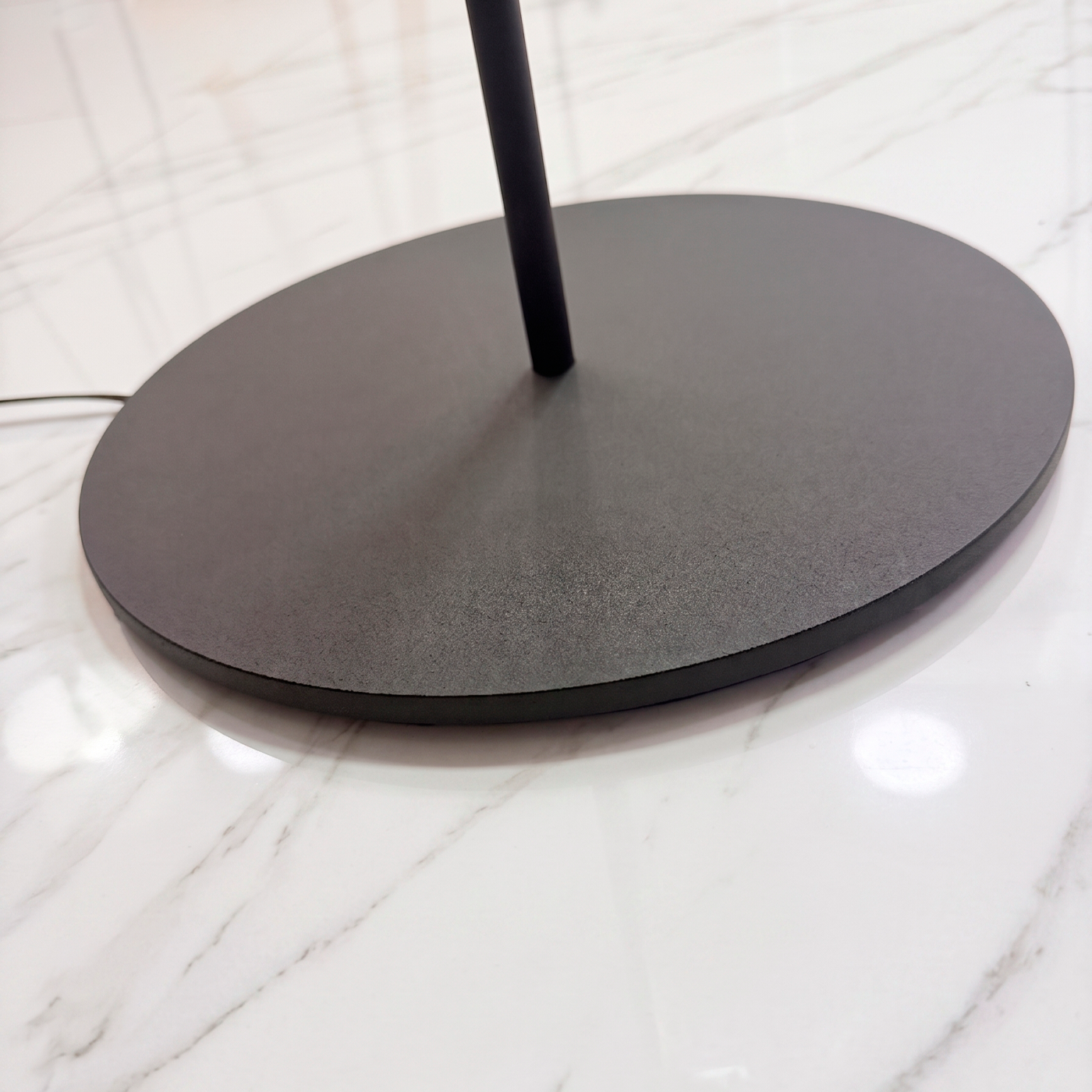 Base robusta y estable de 30 cm de diámetro