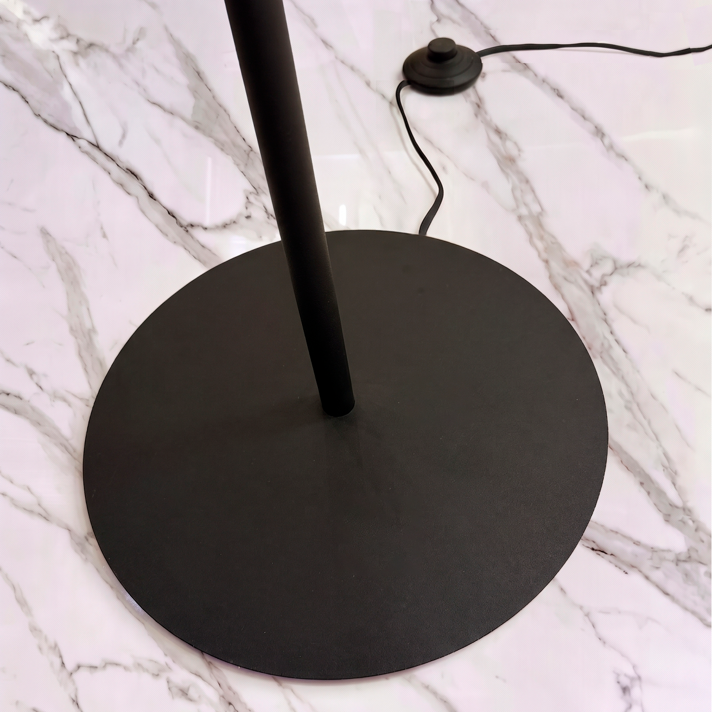 Base robusta con ficha de pie y cable oculto