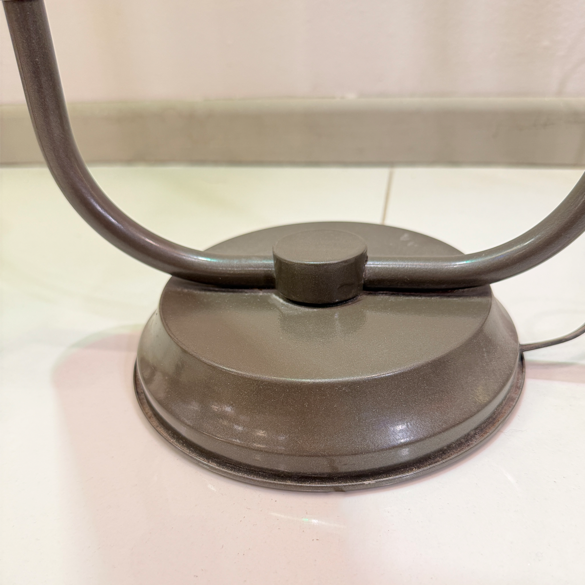 Base robusta del velador Dubai con cable oculto