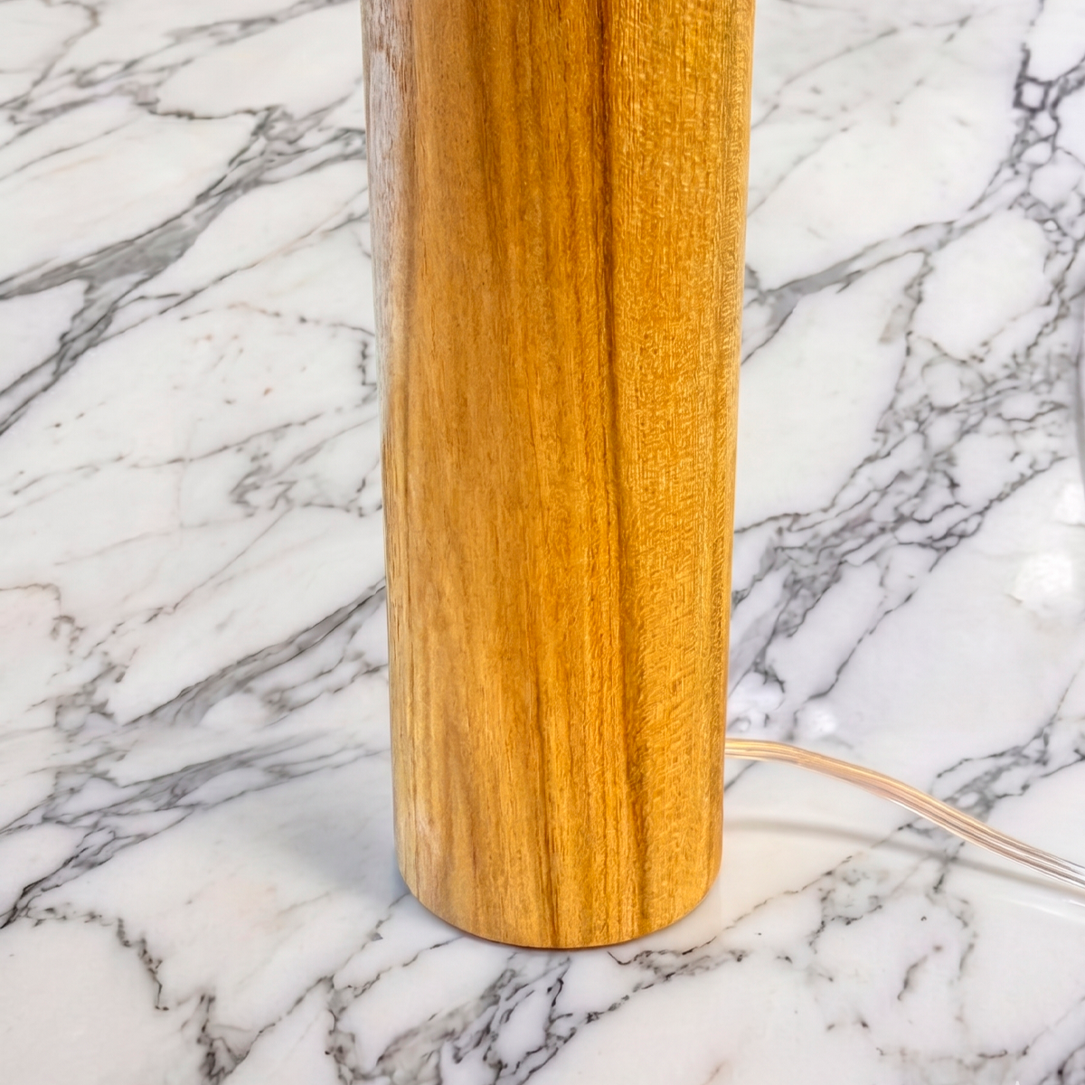 Detalle de la lámpara Gina en madera Petiribí