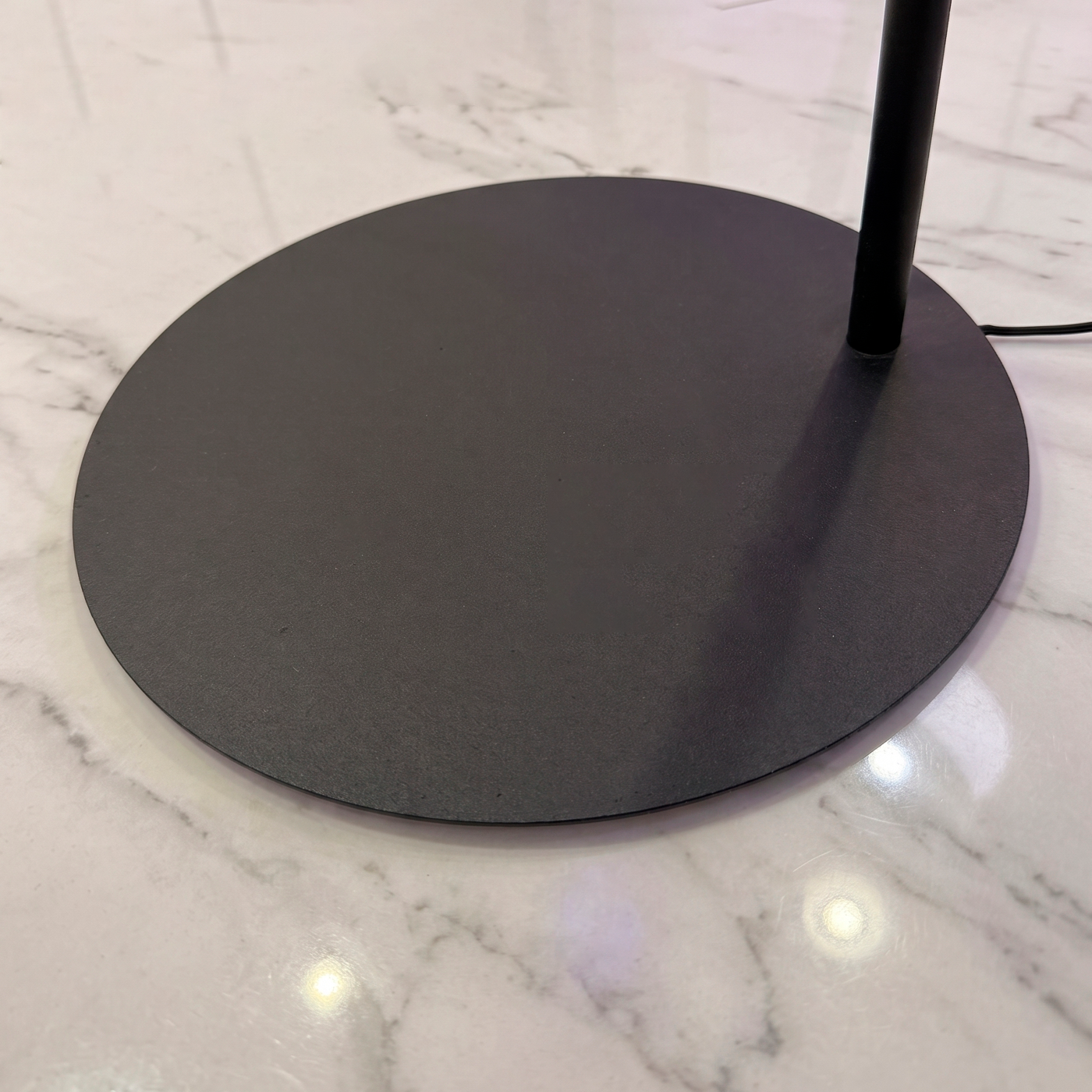 Base robusta con cable oculto
