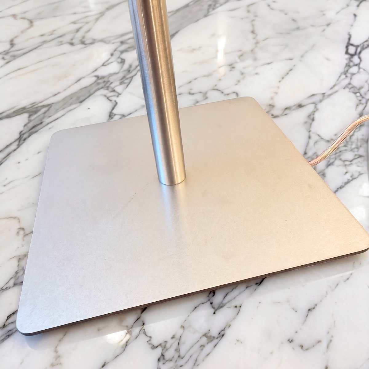 Base pesada con cable oculto del velador Inox