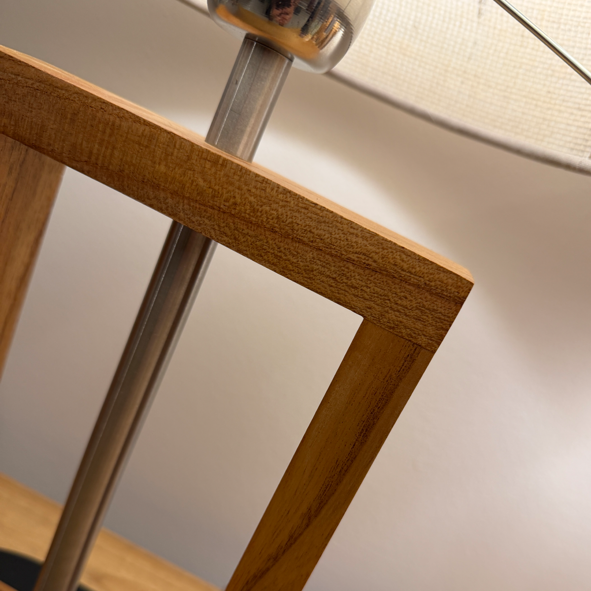 Detalle de la madera maciza del velador Mirage