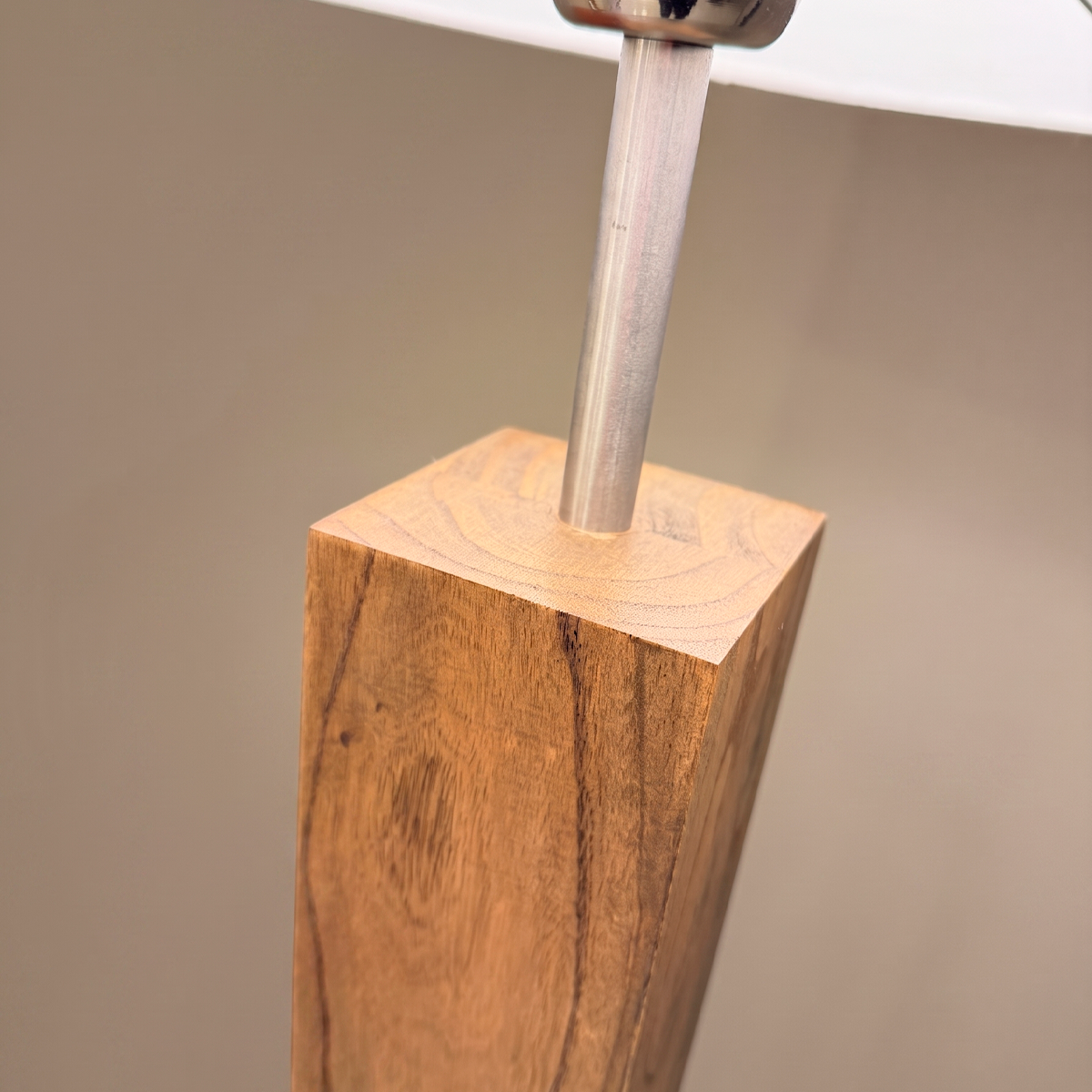 Detalle de madera y terminación premium lámpara New York