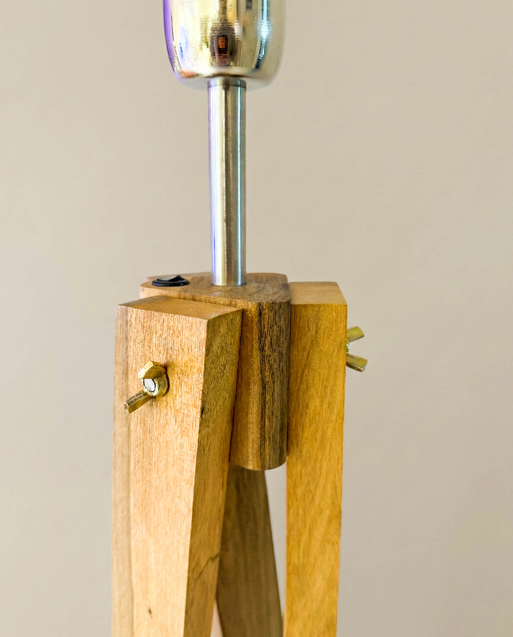 Detalle de cable oculto en madera Petiribí