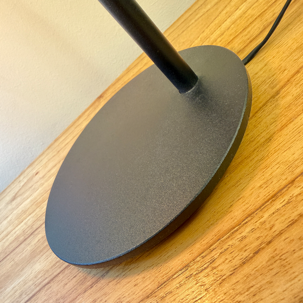 Base con cable oculto del velador Only xs