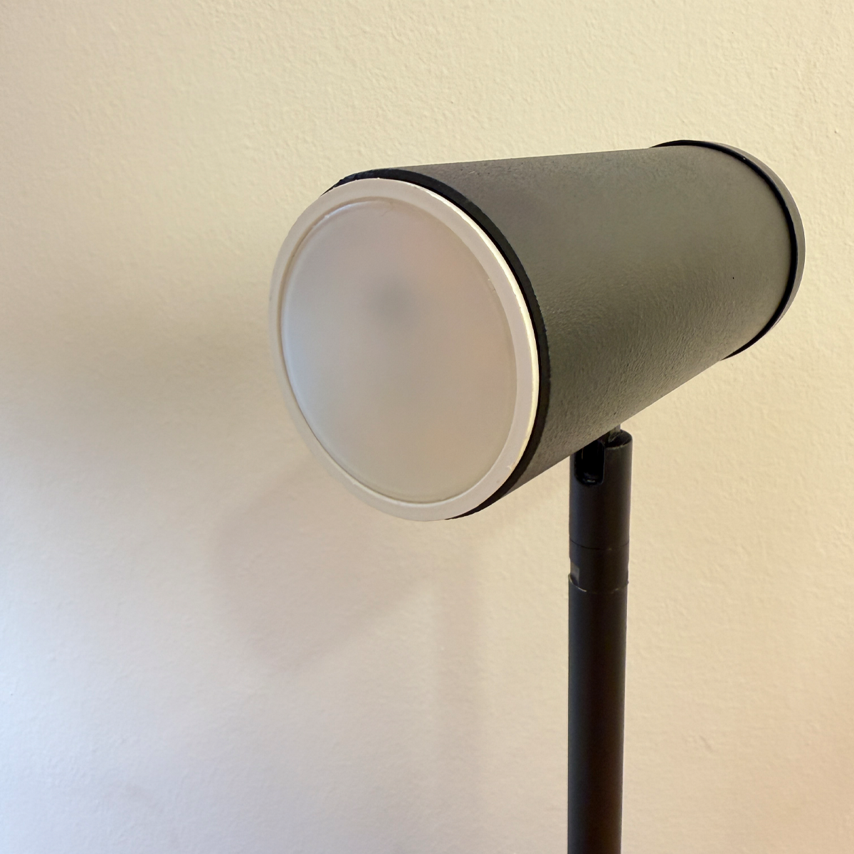 Detalle del foco dicroico led del velador Only xs