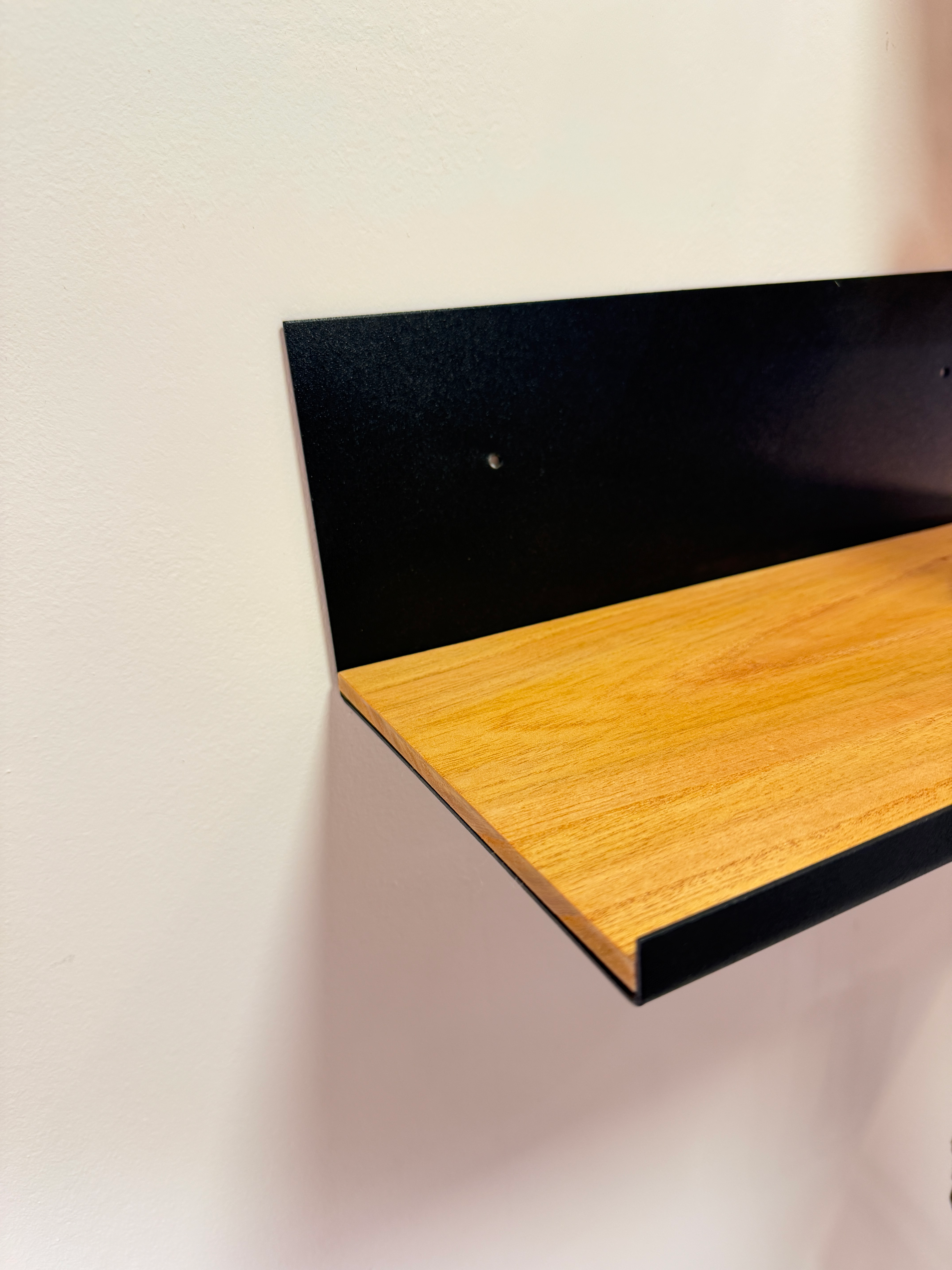 Metal pintado a horno y detalle madera paraíso Finlandia