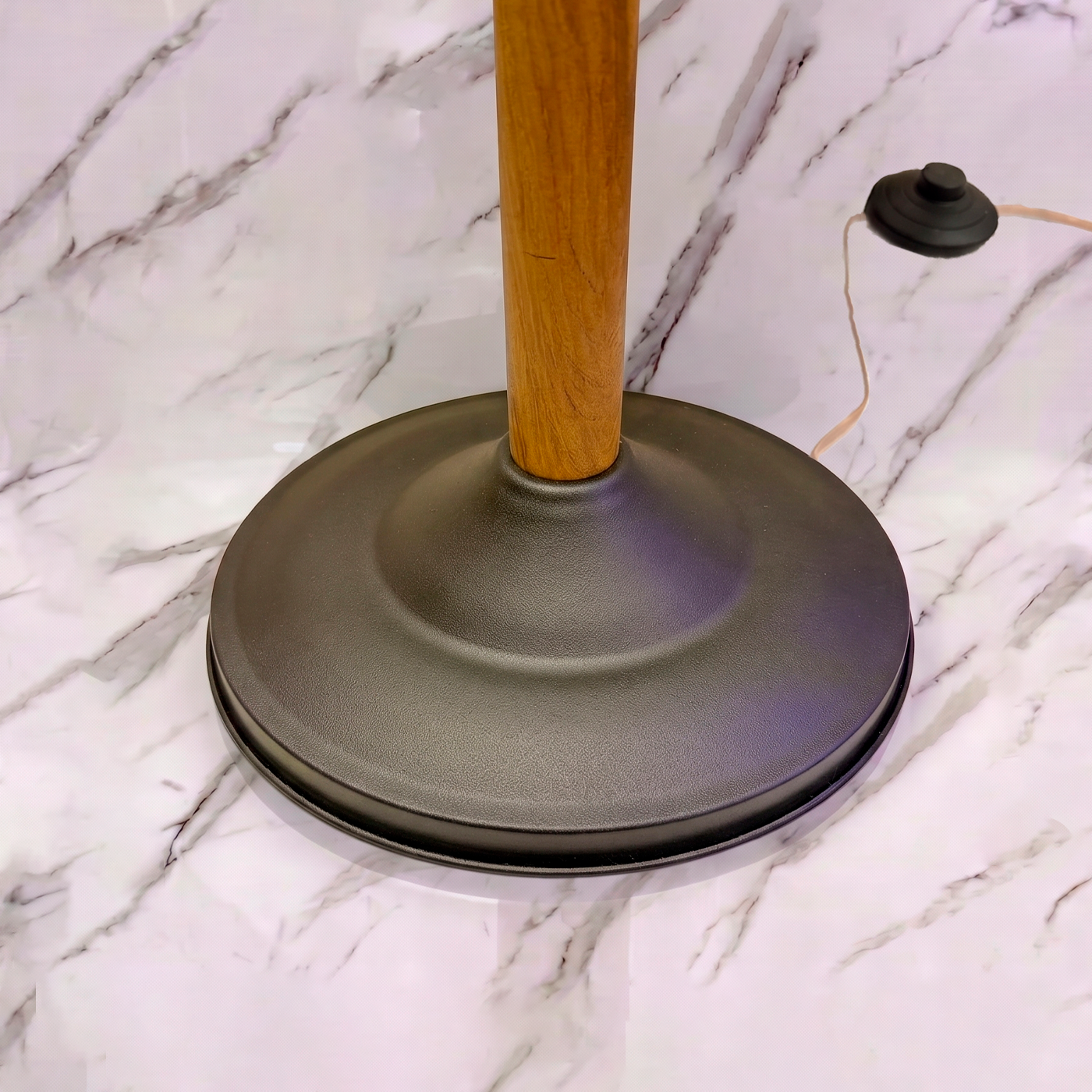 Base de metal pintada a horno con cable oculto