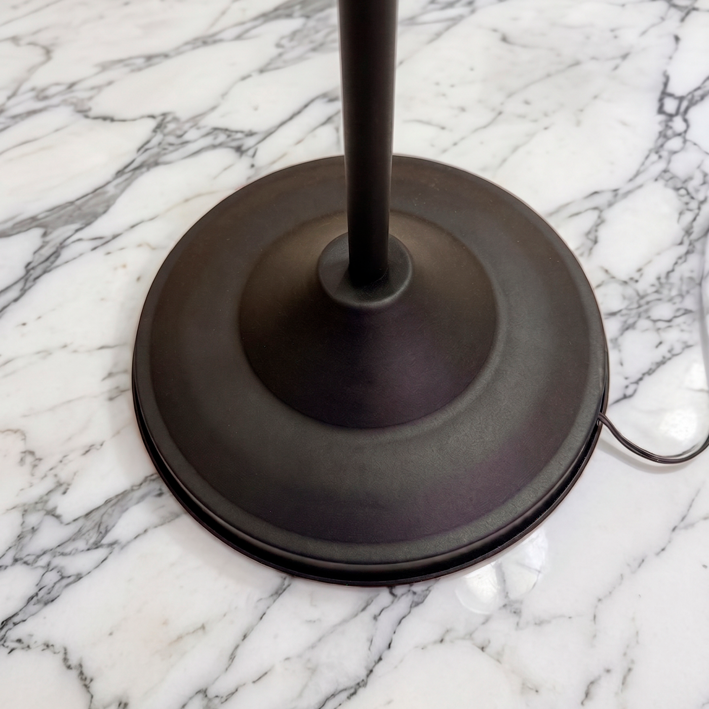 Base con diseño, cable oculto y ficha pie