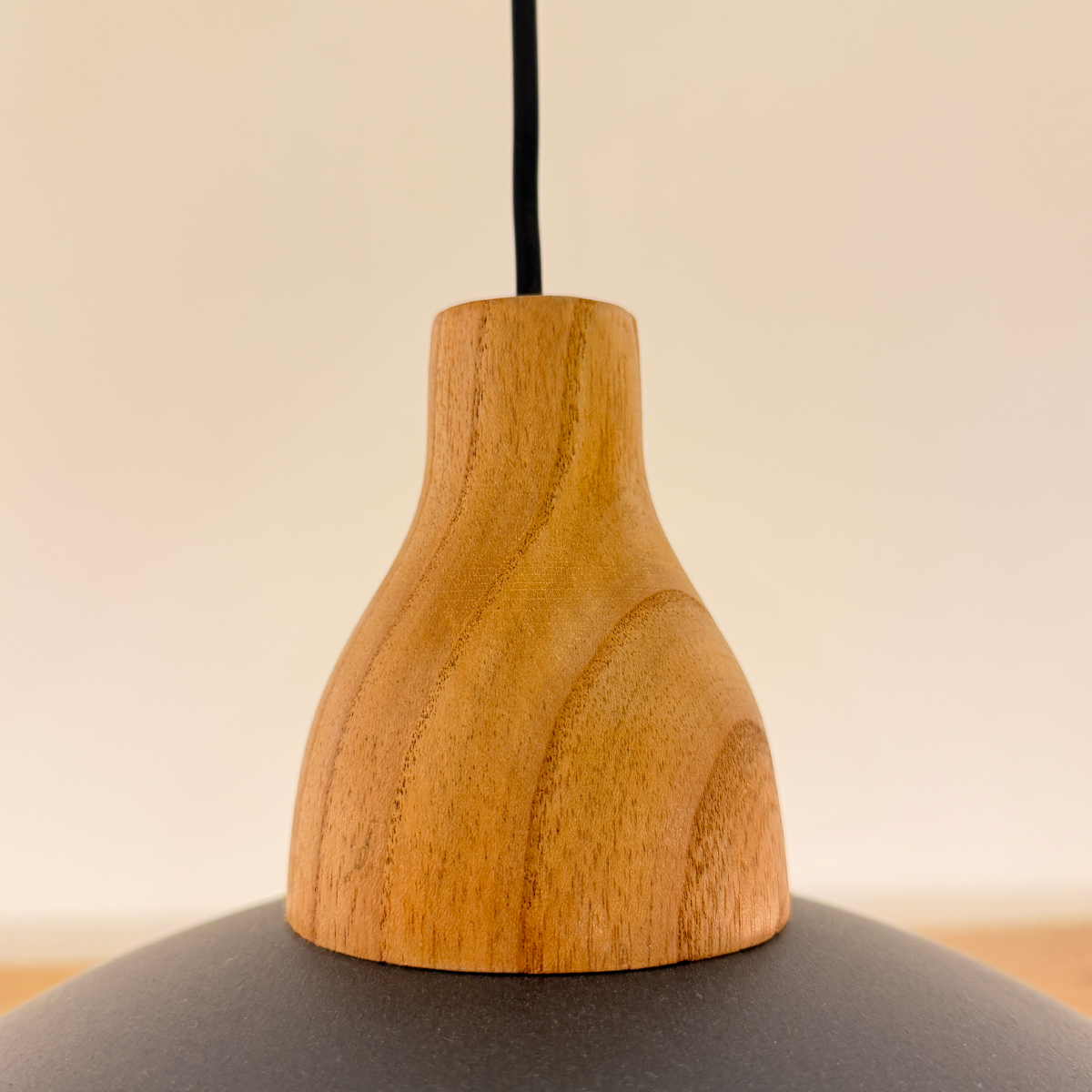 Detalle madera paraíso torneada lámpara Aron