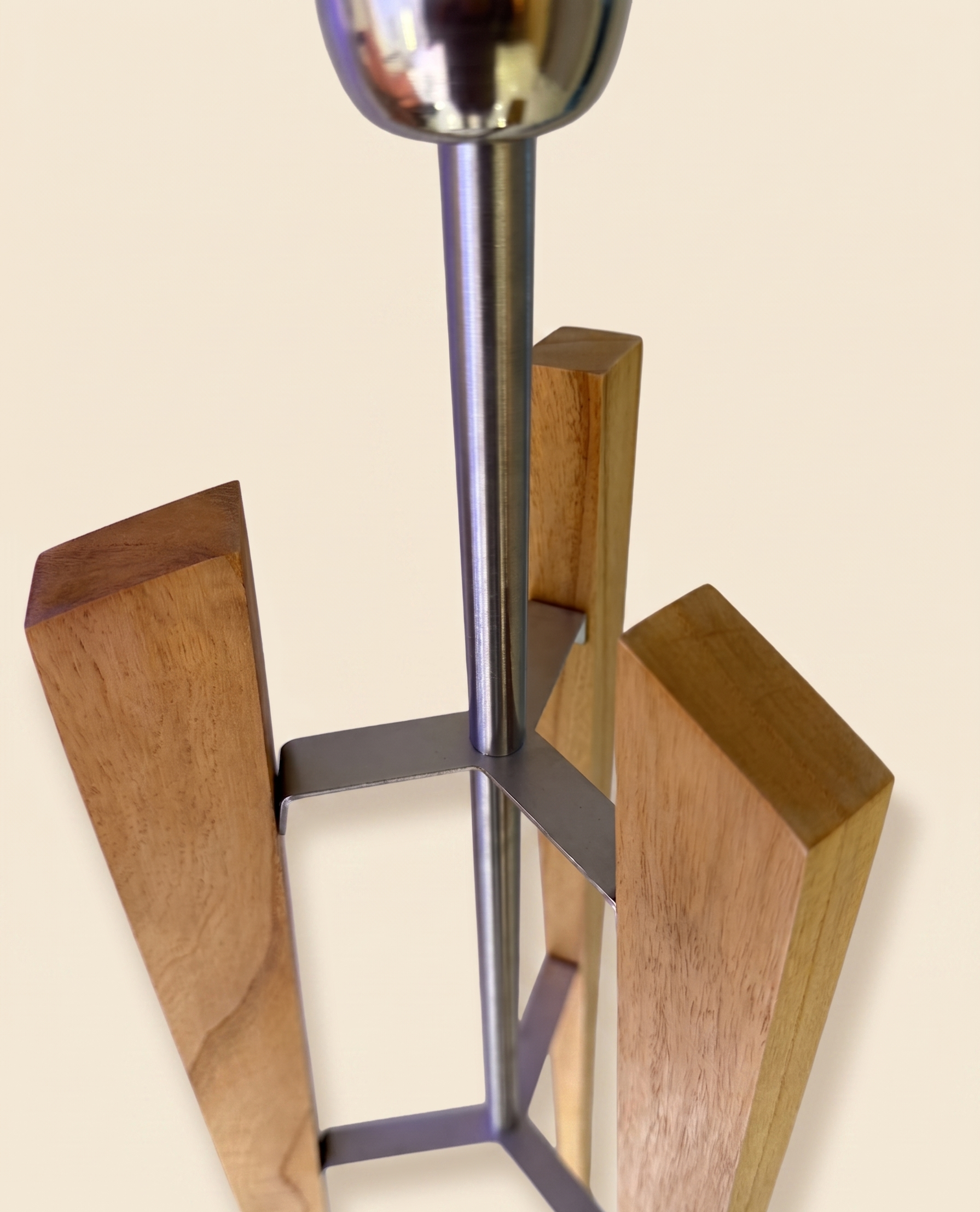 Estructura de acero inoxidable sobre madera Paraíso