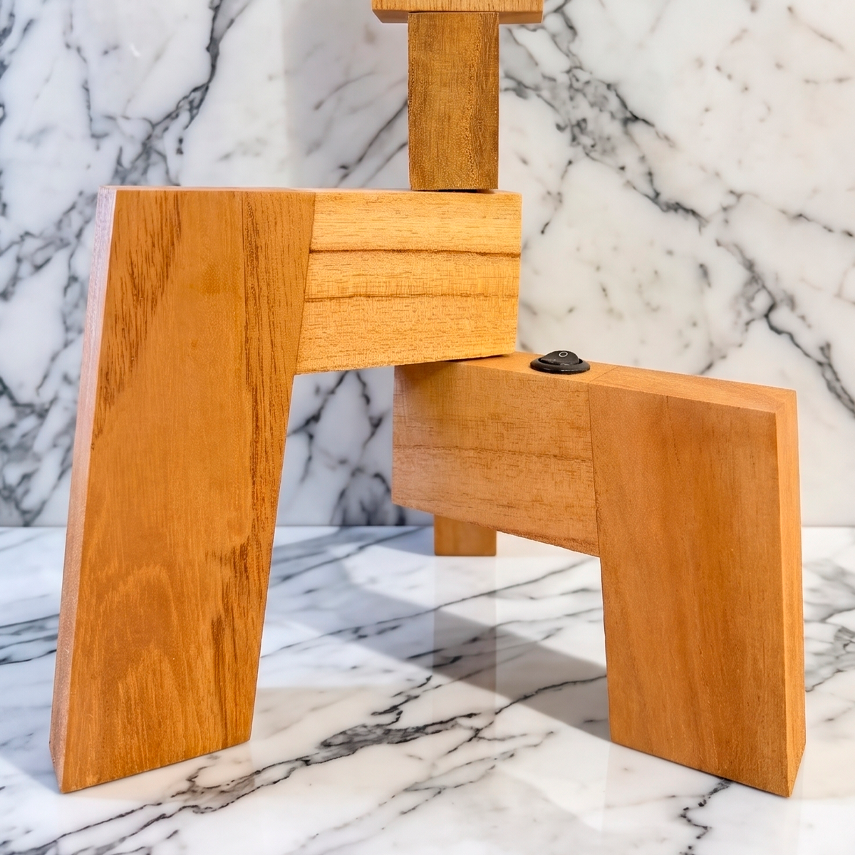 Detalle de las uniones reforzadas y estructura del velador Nordic