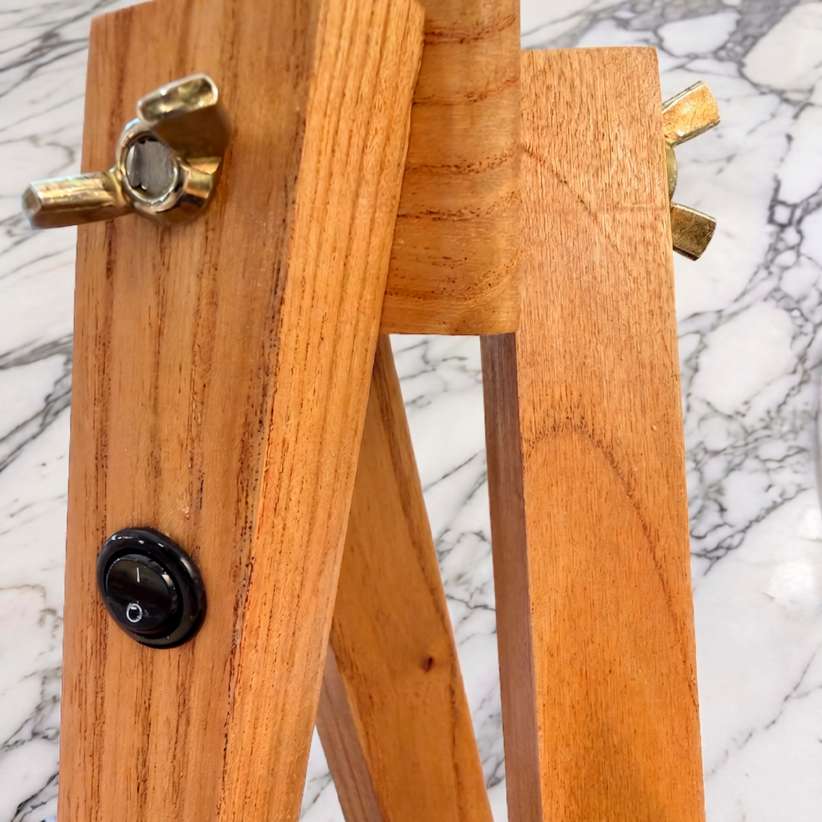 Detalle de la estructura ajustable del velador Nurvi