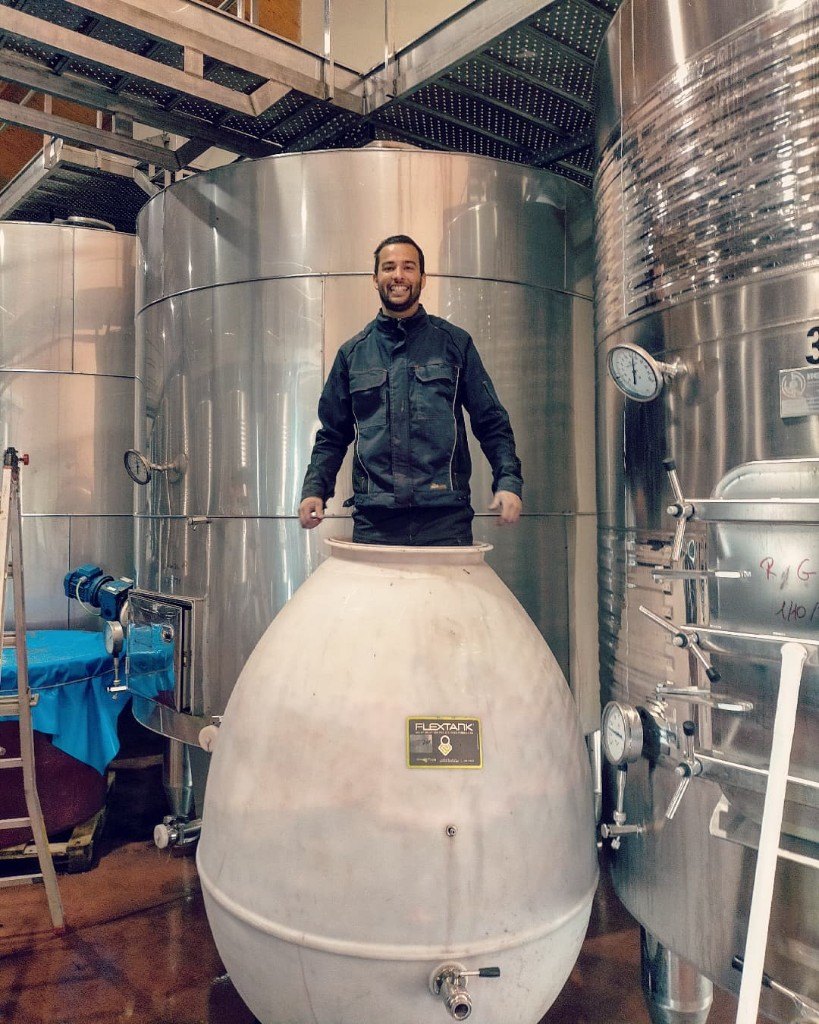 Tomás Cuesta en bodega, durante la elaboración