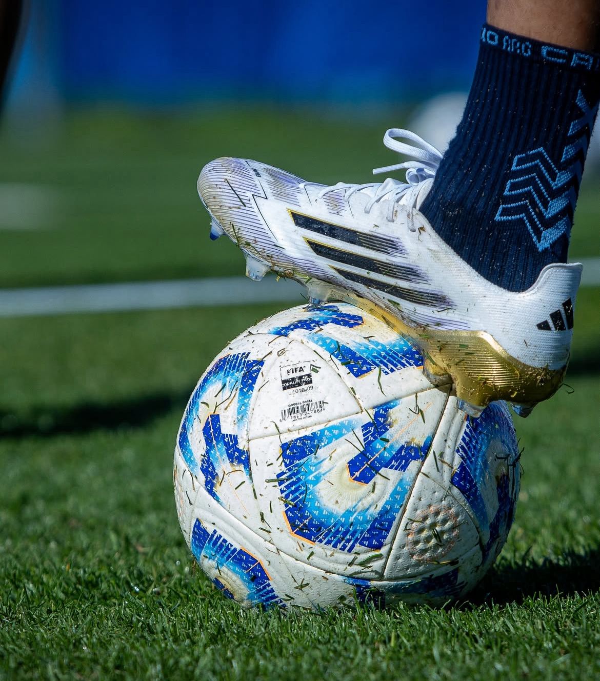 Jugador profesional con medias antideslizantes Calcio