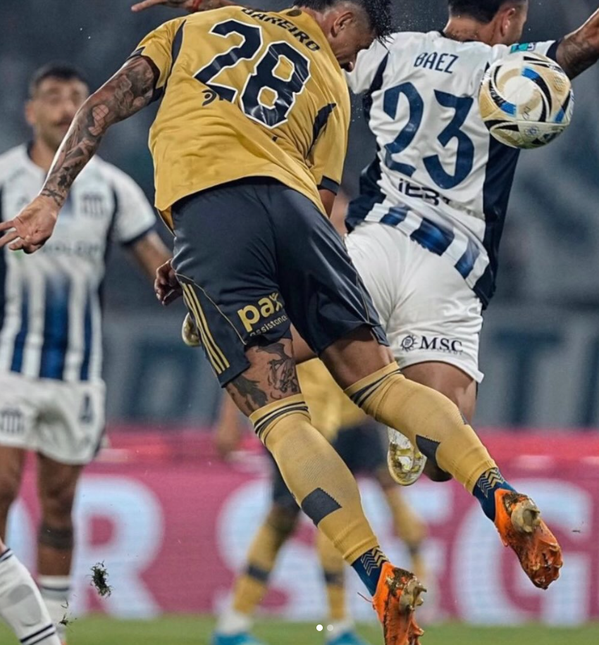 Adam Bareiro con medias Calcio