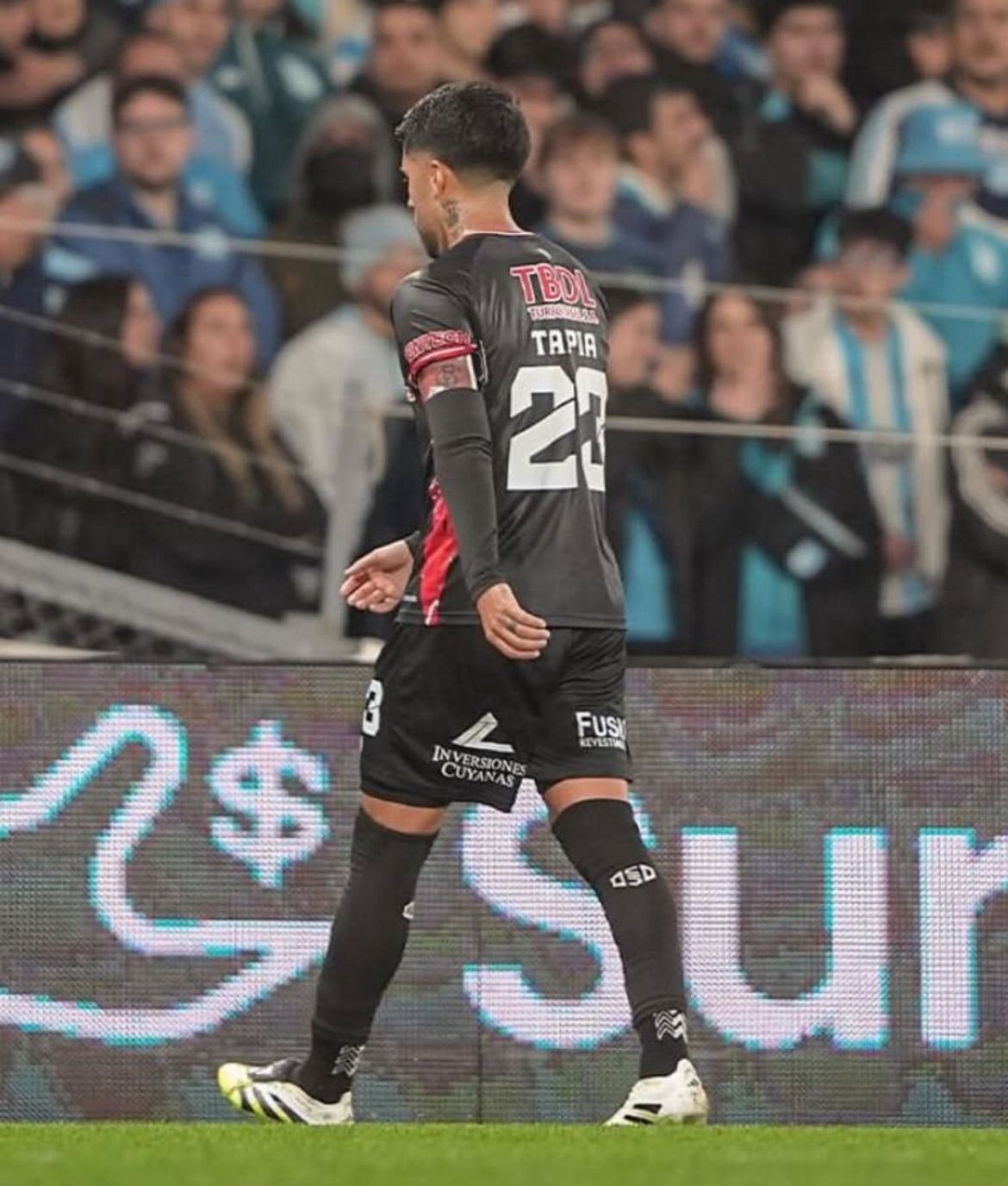 Tapia con medias Calcio en partido oficial